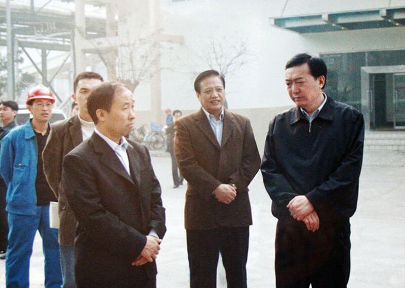 2005年11月4日，时任河南省委副书记陈全国（右一）到SBOBET利记调研