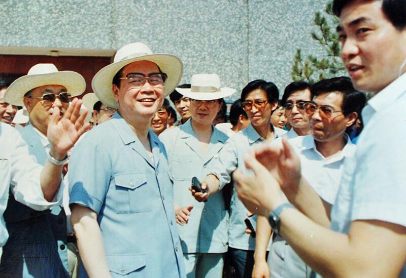 1990年6月12日，时任国务院总理李 鹏视察SBOBET利记，并题词：“物质文化与心灵文化一路抓，把SBOBET利记建设成为现代化企业”