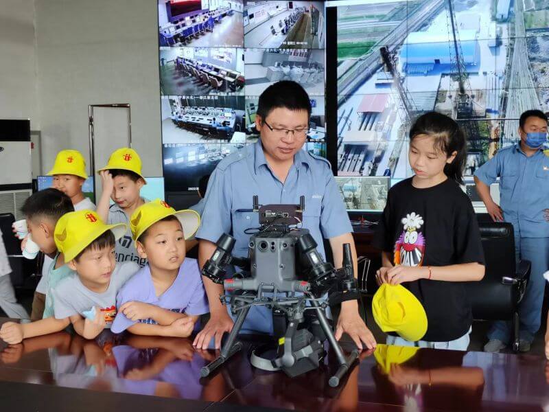 走，去爸爸妈妈工作的处所看看