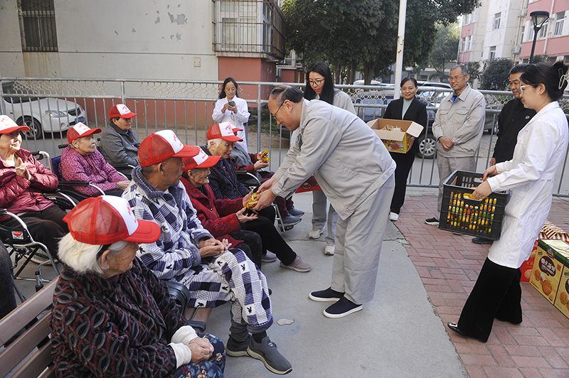 公司到敬托院发展沉阳节慰问活动