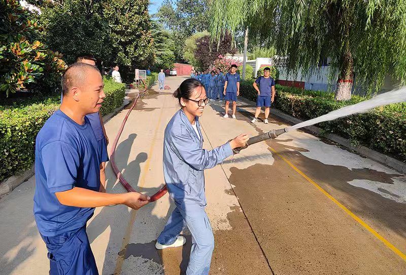 园区组织新入职大学生发展消防培训