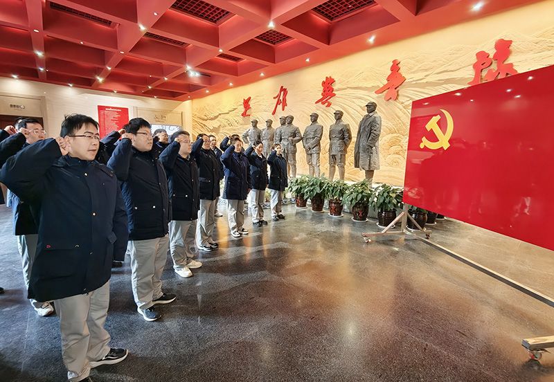 濮阳园区进行2025年新党员入党宣誓典礼