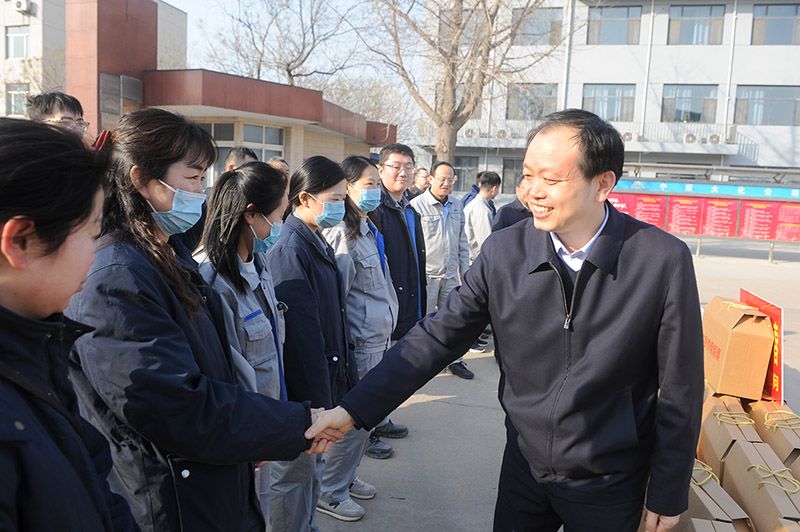 张五星到SBOBET利记发展节前走访慰问