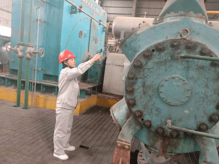 濮阳永金+黾勉从事，德才兼备－记濮阳园区技术能手王俊省+贾彤彤 (2)